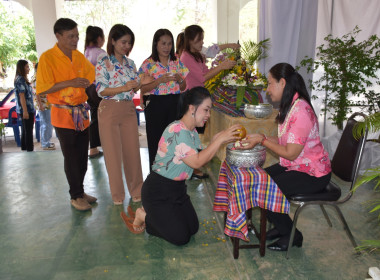 พิธีสรงน้ำพระและรดน้ำ﻿ขอพรเนื่องในประเพณีวันสงกรานต์ ... พารามิเตอร์รูปภาพ 20
